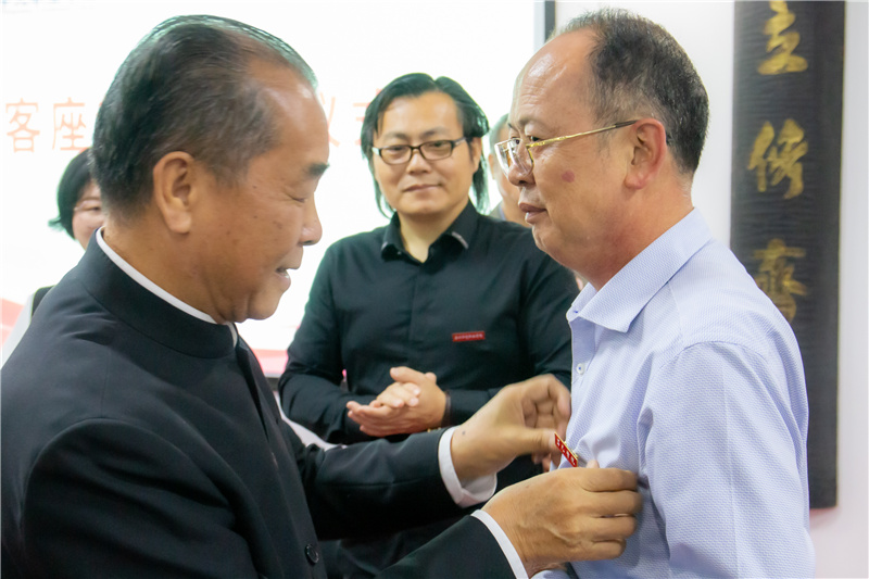 6吳其萃董事長為蔣欽全教授佩戴校徽.jpg