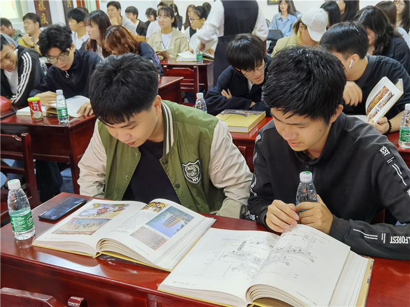 11同學們在研讀交流中.jpg